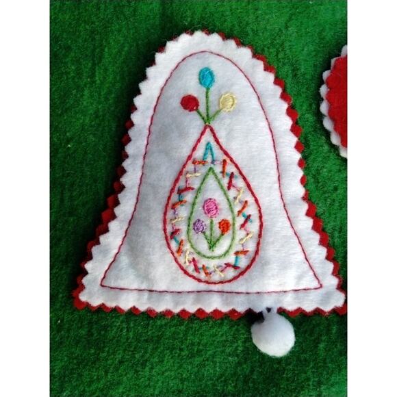Vintage 50’s Felt Christmas Tree Skirt Hand Embroidered Bells - Picture 3 of 6